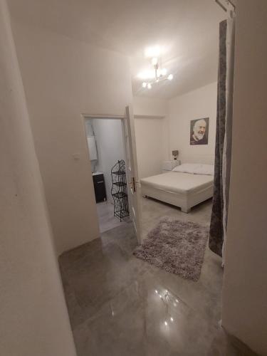 Habitación con cama y pasillo con dormitorio. en PADRE PIO APARTMENTS MINI, en Košice
