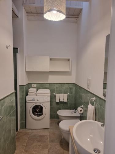 y baño con lavadora y lavamanos. en Villini di Sant'Andreas, en Monopoli