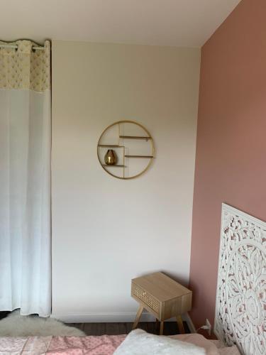 - une chambre dotée d'un mur blanc avec un miroir et une table dans l'établissement Chambre moderne 24h du Mans - 10 min du circuit SDB attenante, à Laigné-en-Belin