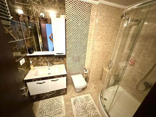 bagno con lavandino, doccia e servizi igienici di luxury house with sea view a Trabzon