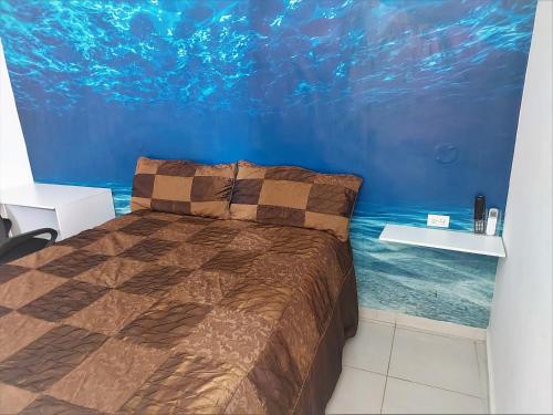 a bedroom with a bed and a wall with water at Loft 15 comodo y confortable , cerca del centro de gobierno , galerias mall, consulado , CAS , Pepsi in Hermosillo