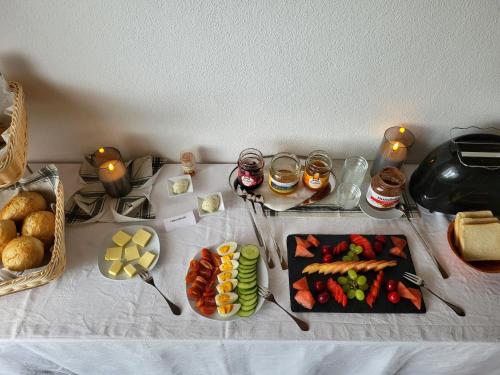 uma mesa coberta com uma bandeja de comida e copos de cerveja em MorNight em Spiegelau