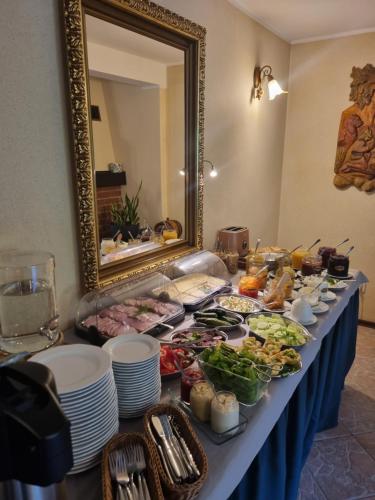bufet z jedzeniem na stole przed lustrem w obiekcie Leśniczówka nad jeziorem w mieście Zamordeje