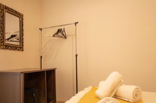 1 dormitorio con cama, espejo y armario en The Monastery Apartment, en Corfú