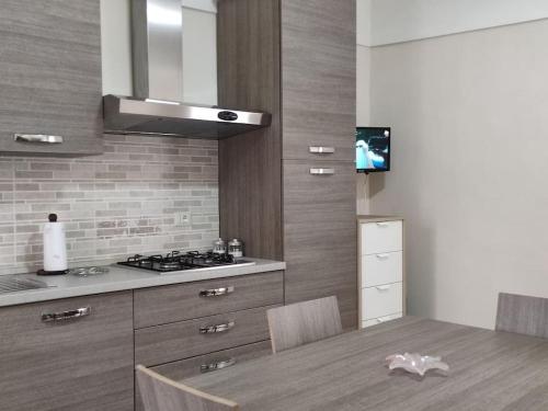 マイオーリにあるLa Torreのテーブルとコンロのあるキッチン トップオーブン