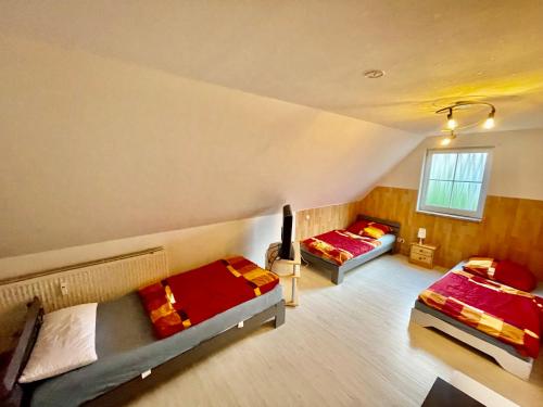 Zimmer mit 2 Betten und einem Fenster in der Unterkunft Monteur Ferienwohnung Klötze in Klötze