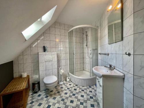 a bathroom with a sink and a toilet and a tub at Monteur Ferienwohnung Klötze in Klötze