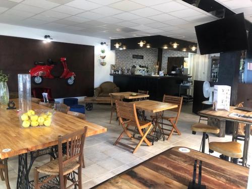 - un restaurant avec des tables et des chaises en bois dans une chambre dans l'établissement Hotel Les Pecheurs, à Banyuls-sur-Mer