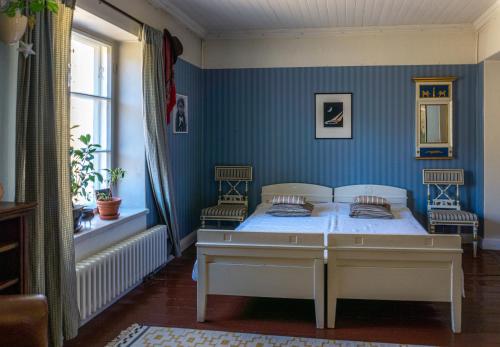 1 dormitorio con 1 cama con paredes azules en Villa Kingfisher, en Åminnefors