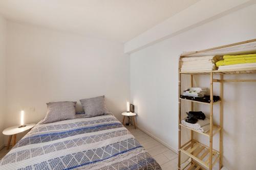 1 dormitorio con 1 cama y 1 litera en Aka Appart'Hotel " Le Petit Coin de Lavaur", en Lavaur