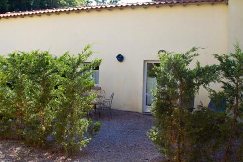uma casa branca com árvores em frente em Gite de la Laiterie em Bouaye