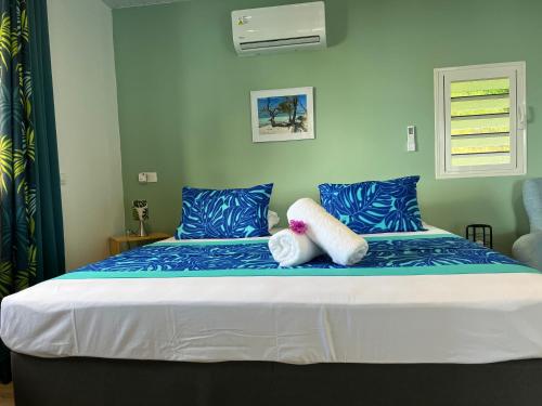 - une chambre avec 2 lits dotés d'oreillers bleus et blancs dans l'établissement Morning Sun Bungalow, à Vaitoare