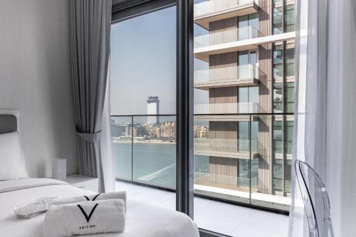 um quarto com uma grande janela com vista para a cidade em Privet Beach with stunning Sea view em Dubai