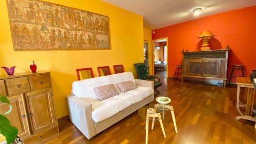 un salon avec un canapé blanc et une cheminée dans l'établissement Chaleureux appartement, à Nice