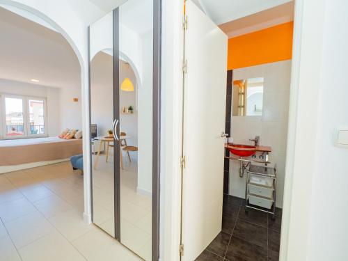een kamer met een spiegel en een keuken met een tafel bij Cubo's Fuengirola Leisure Port in Fuengirola