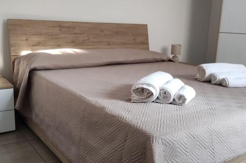 - une chambre avec un lit et des serviettes dans l'établissement La Terrazza, à Uggiano la Chiesa