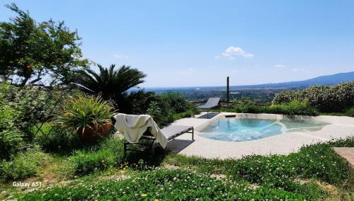 une chaise assise à côté d'une petite piscine dans l'établissement B&B A Casa di Silvia, à Rocca Massima