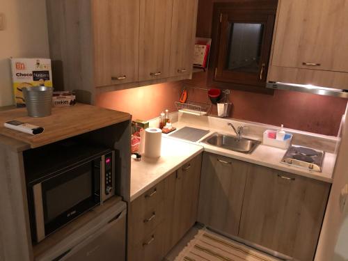 Η κουζίνα ή μικρή κουζίνα στο Aethri Pelion Suites