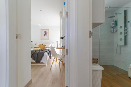 ein Badezimmer mit einem Tisch und einem Esszimmer in der Unterkunft Cozy and sea views private terrace apartment in La Playa de Arguineguín