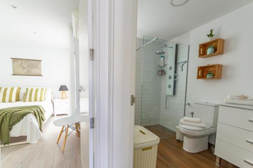 a small bathroom with a toilet and a shower at Amplio apartamento recién reformado in La Playa de Arguineguín