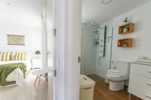une petite salle de bain avec toilettes et douche dans l'établissement Amplio apartamento recién reformado, à Playa de Arguineguín
