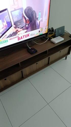 TV a/nebo společenská místnost v ubytování Sky Loft 3 rooms beside Aeon With Smart TV & Facilities L14