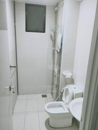 Koupelna v ubytování Sky Loft 3 rooms beside Aeon With Smart TV & Facilities L14