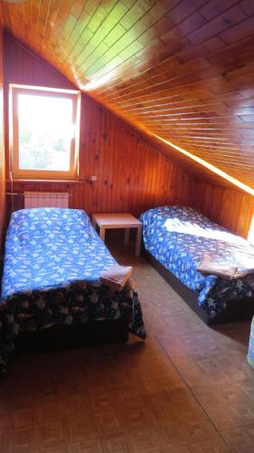 Szczebrzeszyn的住宿－BAŻANT SZCZEBRZESZYN，小木屋内带两张床的房间