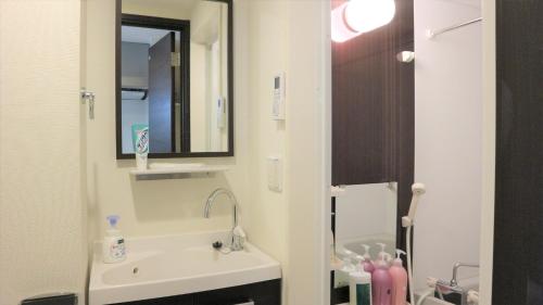 ein Bad mit einem Waschbecken und einem Spiegel in der Unterkunft Credo Maison Kamakura - Vacation STAY 10347 in Kamakura