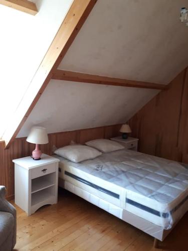 Una cama o camas en una habitación de Gîte à la ferme