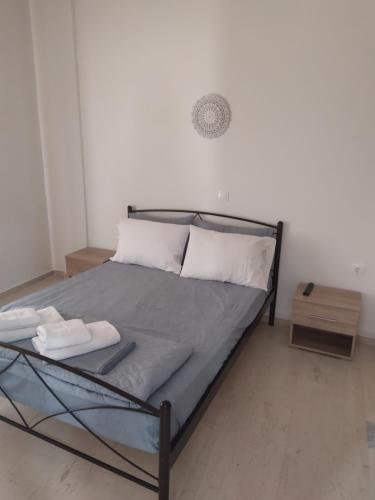 uma cama com duas toalhas num quarto em KASTRO APARTMENTS em Myrina