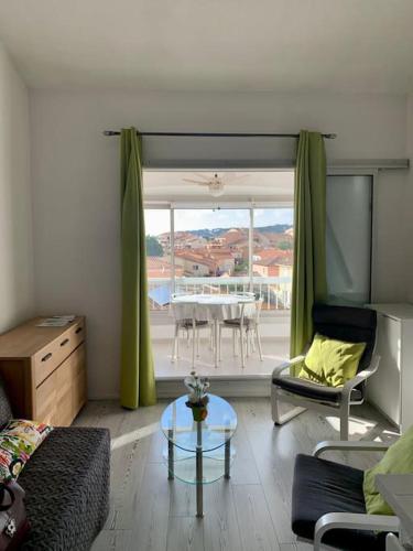 un salon avec un canapé et une table dans l'établissement Coup de cœur à Sanary sur Mer, à Sanary-sur-Mer