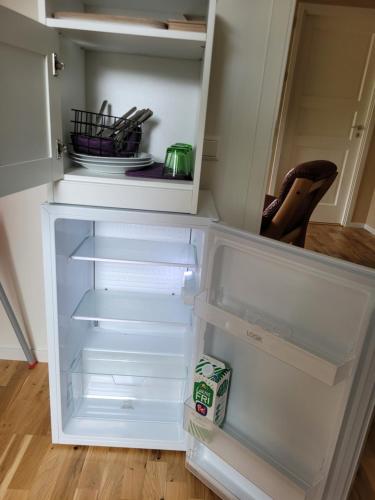 pusta lodówka z otwartymi drzwiami w kuchni w obiekcie Frillesås BB Vallersvik w mieście Frillesås