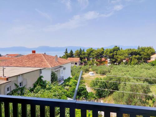 een balkon met uitzicht op een huis bij Villa Dražana in Gradac