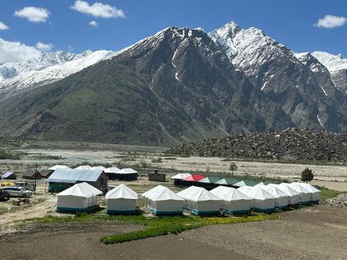 un groupe de tentes devant une montagne dans l'établissement Bhrigu Camps, à Jispa