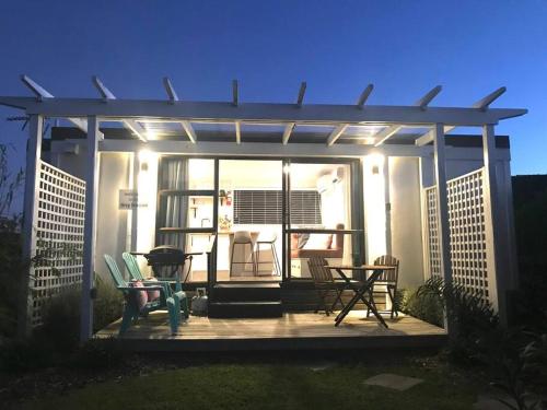 Rustling Oaks NZ Tropical Tiny House