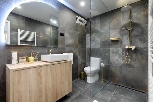 een badkamer met een wastafel en een douche bij Apartment Kirinkin in Vis