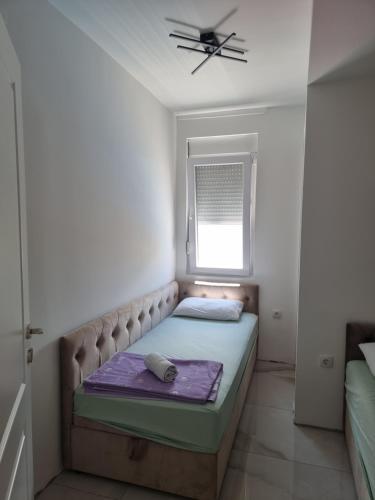 Habitación pequeña con cama y ventana en Villa with Pool & Garden apartment 2 Vuk, en Tivat