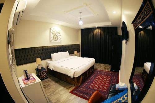 Säng eller sängar i ett rum på فندق المربع السابع Seventh Square Hotel