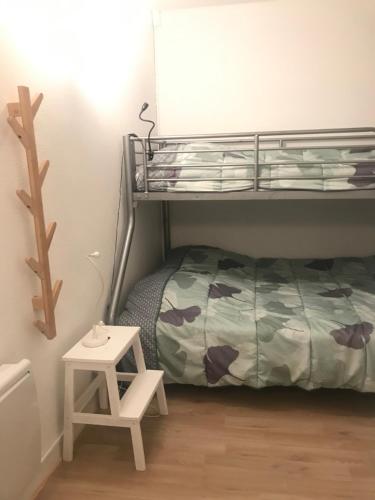 - une petite chambre avec des lits superposés et un tabouret dans l'établissement Karinou, à Eaux-Bonnes