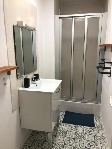歐波納的住宿－Karinou，白色的浴室设有水槽和淋浴。