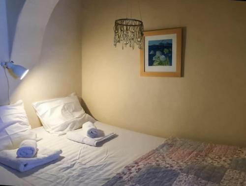 Postel nebo postele na pokoji v ubytování Stylish stone house with pool - Aprovato, Andros