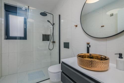 een badkamer met een wastafel en een spiegel bij AK lux apartment in Njivice