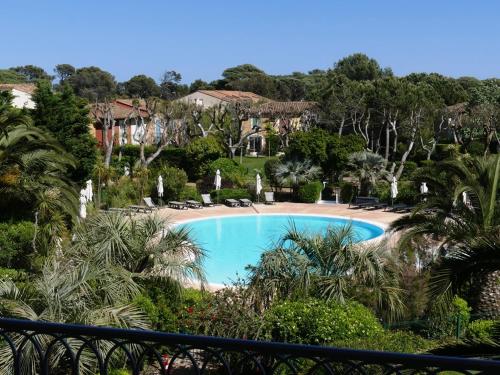 - une vue sur la piscine d'un complexe dans l'établissement Presqu'ile de Giens - Hameau de la Pinede, à Hyères