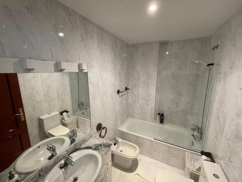 ニグランにあるPrimera Línea PLAYA PATOS Nigránの洗面台、浴槽、トイレを備えたバスルーム