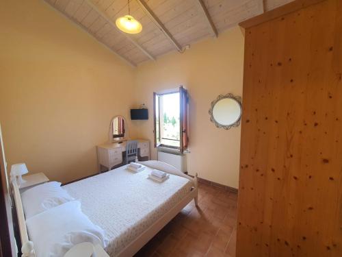 a small bedroom with a bed and a window at Fattoria Il Giardo in Pietrasanta
