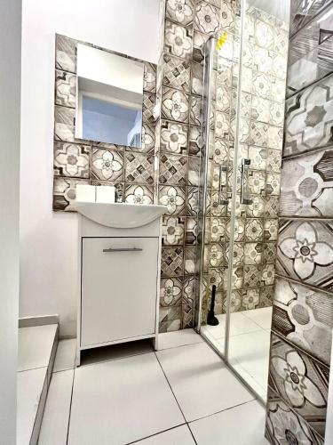 a bathroom with a sink and a mirror at Familly Apartament 5 in Międzyzdroje