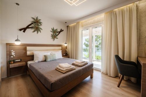 Addimare Sea View Villa, and Events Venue في أليكيس: غرفة نوم عليها سرير وفوط