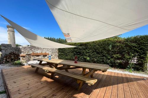 - une table de pique-nique sous un parasol sur une terrasse en bois dans l'établissement Le Manoir des EMBRUNS 14P - Location N1- Terrace- public parking 2 min, à Honfleur