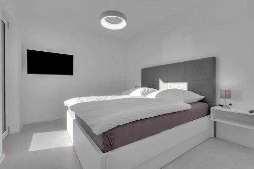 Postel nebo postele na pokoji v ubytování Apartman DeLux with private pool - Makarska Exklusiv
